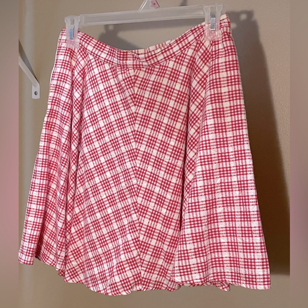 High waist mini skirt, red and white with subtle lace